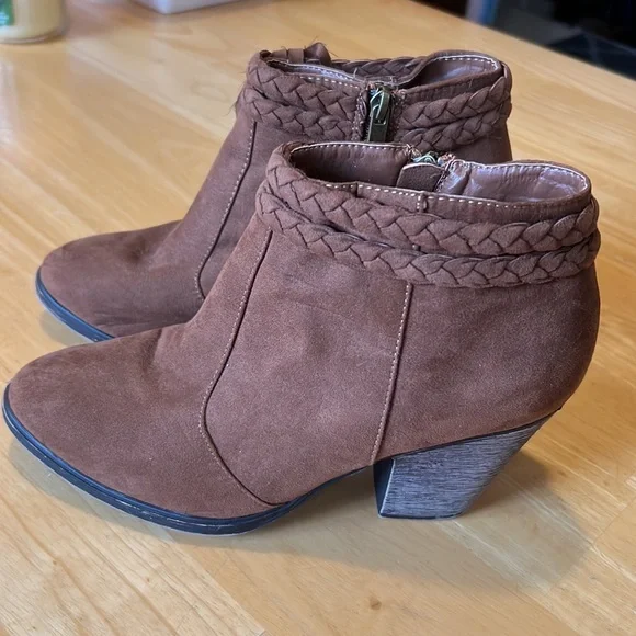 Cute brown suede boots - Picture 1 of 8